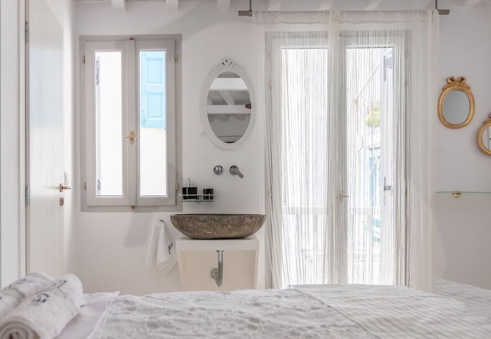 aniko suites Chora