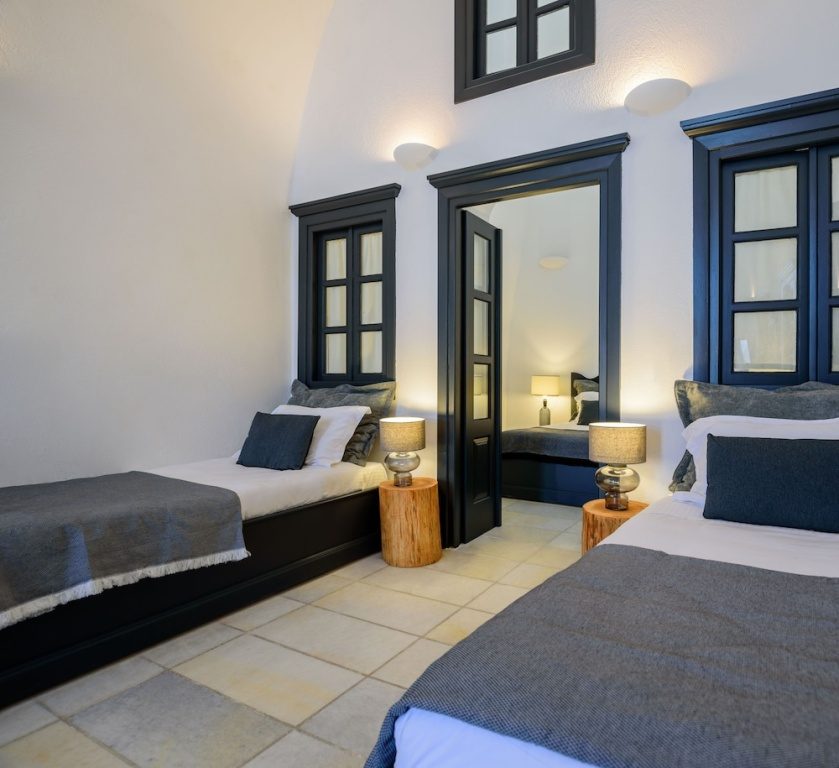 Firalia, Casa In Rock Suites