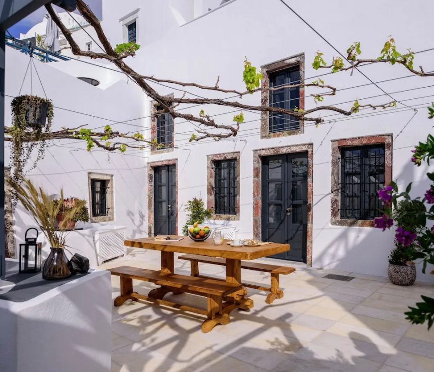 Firalia, Casa In Rock Suites