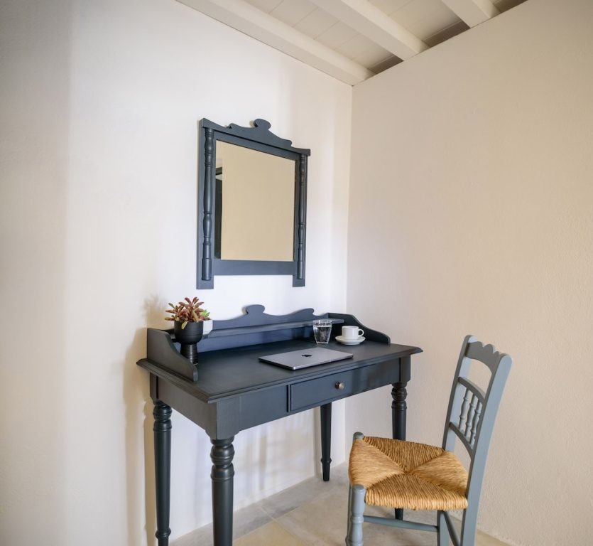 Firalia, Casa In Rock Suites
