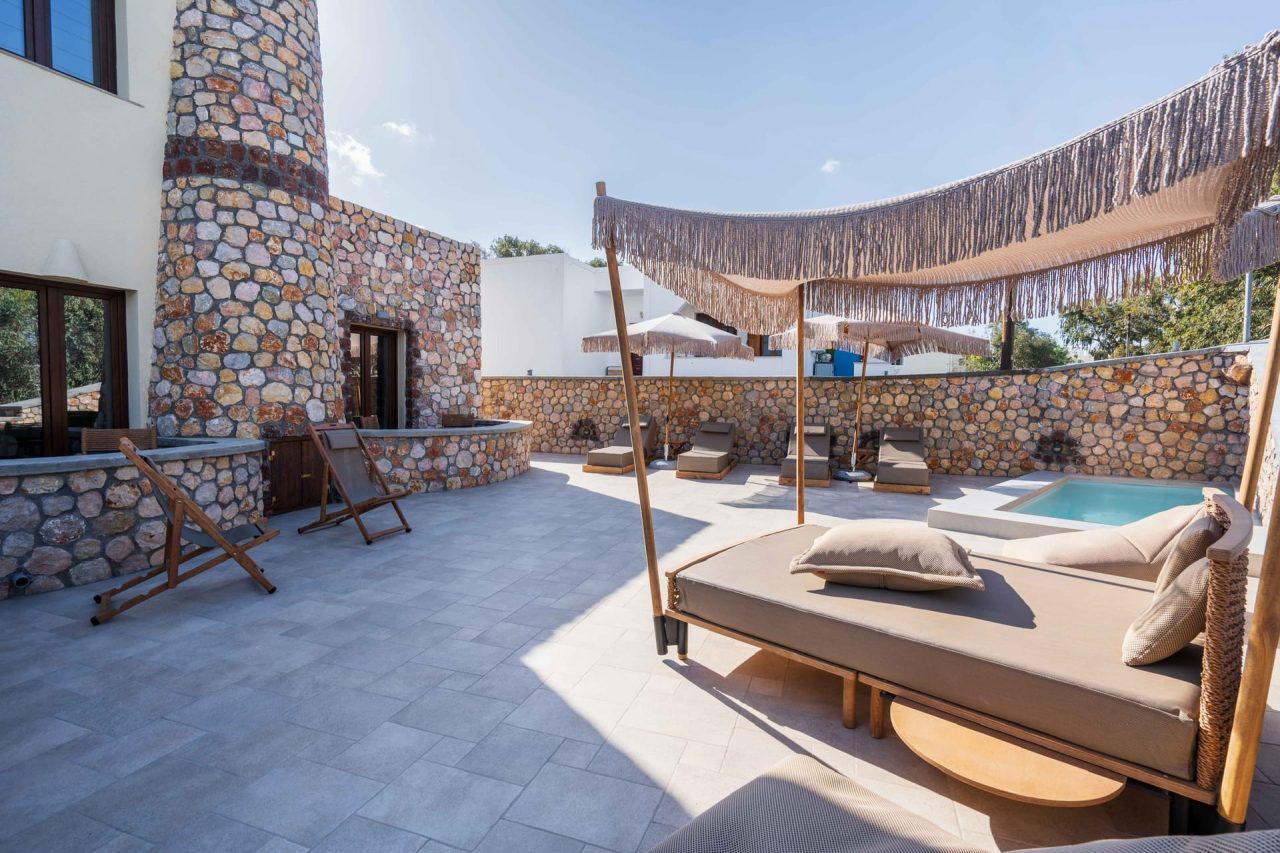 Pithos Apartments