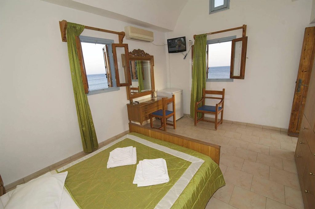 Akrotiri Hotel
