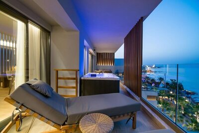 Akasha Beach Hotel & Spa - Dazzling Suite Outdoor Hot Tub