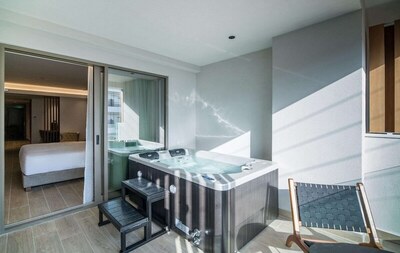 Akasha Beach Hotel & Spa - Urban Chic City View Outdoor Hot Tub