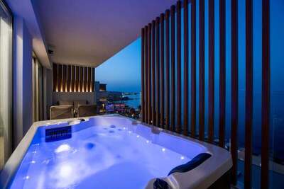Akasha Beach Hotel & Spa - Dazzling Suite Outdoor Hot Tub