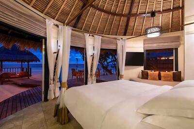 Banyan Tree Vabbinfaru - Beachfront Sunset View Pool Villa with Free Transfer