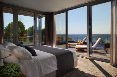 Blue Dolphin Hotel, Метаморфози, Гърция