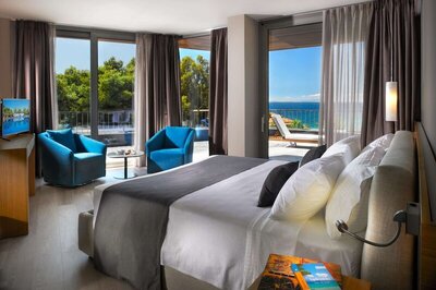 Blue Dolphin Hotel, Метаморфози, Гърция