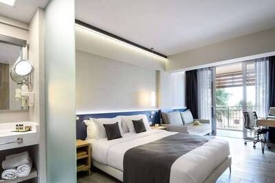 Blue Dolphin Hotel, Метаморфози, Гърция