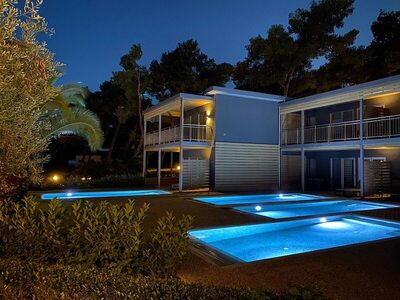 Blue Dolphin Hotel, Метаморфози, Гърция