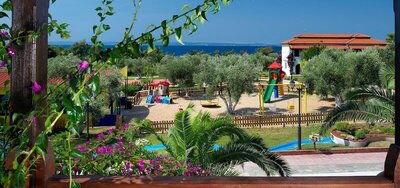 Blue Dolphin Hotel, Метаморфози, Гърция