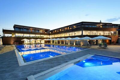 Blue Dolphin Hotel, Метаморфози, Гърция