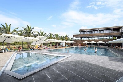 Blue Dolphin Hotel, Метаморфози, Гърция