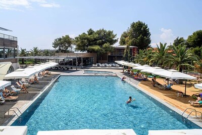 Blue Dolphin Hotel, Метаморфози, Гърция