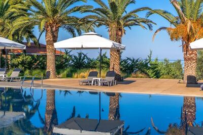 Blue Dolphin Hotel, Метаморфози, Гърция