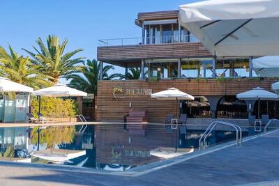 Blue Dolphin Hotel, Метаморфози, Гърция