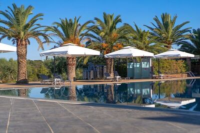 Blue Dolphin Hotel, Метаморфози, Гърция