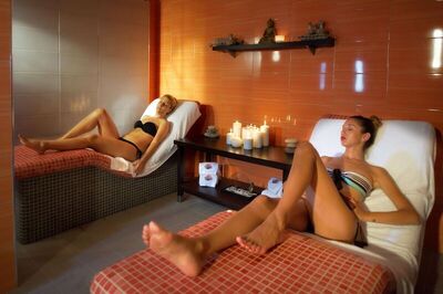 Blue Dolphin Hotel, Метаморфози, Гърция