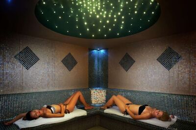 Blue Dolphin Hotel, Метаморфози, Гърция