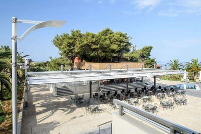 Blue Dolphin Hotel, Метаморфози, Гърция