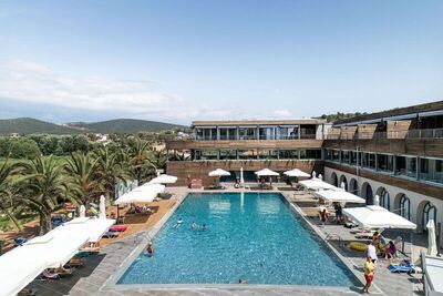 Blue Dolphin Hotel, Метаморфози, Гърция