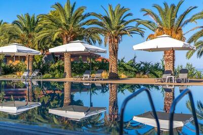 Blue Dolphin Hotel, Метаморфози, Гърция