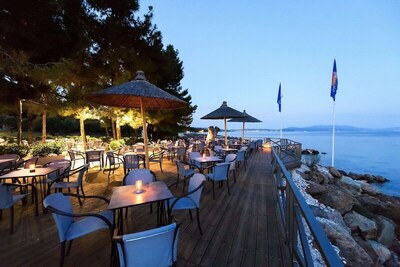 Blue Dolphin Hotel, Метаморфози, Гърция