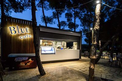 Blue Dolphin Hotel, Метаморфози, Гърция