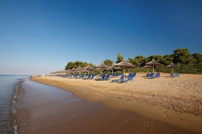 Blue Dolphin Hotel, Метаморфози, Гърция