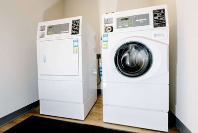 Blue Dolphin Hotel, Метаморфози, Гърция