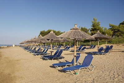 Blue Dolphin Hotel, Метаморфози, Гърция