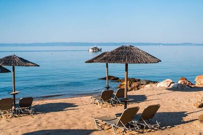 Blue Dolphin Hotel, Метаморфози, Гърция