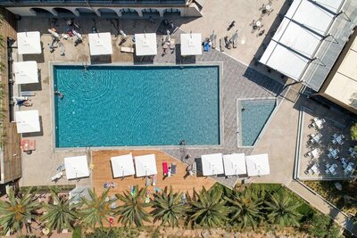 Blue Dolphin Hotel, Метаморфози, Гърция