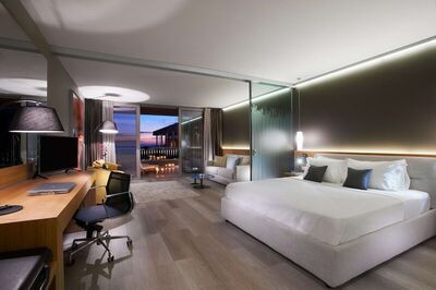 Blue Dolphin Hotel, Метаморфози, Гърция