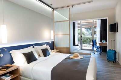 Blue Dolphin Hotel, Метаморфози, Гърция