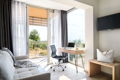 Blue Dolphin Hotel, Метаморфози, Гърция