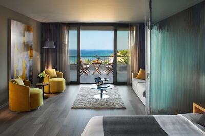 Blue Dolphin Hotel, Метаморфози, Гърция