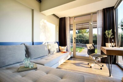 Blue Dolphin Hotel, Метаморфози, Гърция