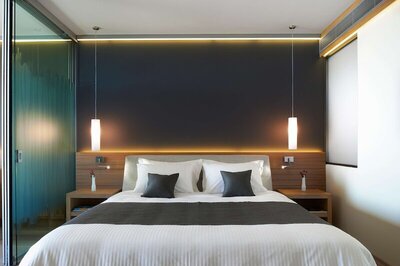 Blue Dolphin Hotel, Метаморфози, Гърция