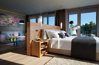 Blue Dolphin Hotel, Метаморфози, Гърция