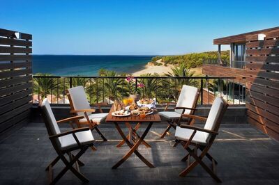 Blue Dolphin Hotel, Метаморфози, Гърция