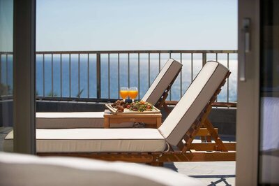 Blue Dolphin Hotel, Метаморфози, Гърция