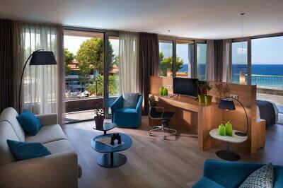 Blue Dolphin Hotel, Метаморфози, Гърция