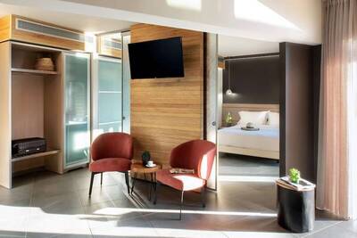 Blue Dolphin Hotel - Family Suite, Private Pool - Pool View