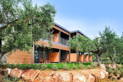 Blue Dolphin Hotel, Метаморфози, Гърция