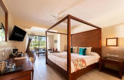 Catalonia Royal Bavaro - Adults Only - Deluxe Junior Suite & Swimming Pool