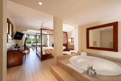 Catalonia Royal Bavaro - Adults Only - Deluxe Junior Suite & Swimming Pool