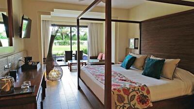 Catalonia Royal Bavaro - Adults Only - Deluxe Junior Suite & Swimming Pool