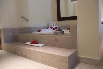 Catalonia Royal Bavaro - Adults Only - Deluxe Junior Suite & Swimming Pool