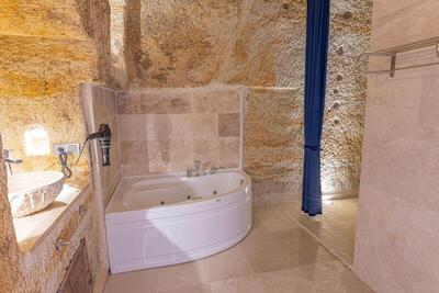 Chakra Special Caves - Suite With Spa Bath